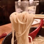 みつ - 「とりスープの塩ラーメン」の麺リフトアップ…