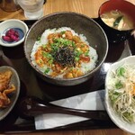 地鶏と焼酎 とりちゅう - 知覧どりタタキユッケ丼。