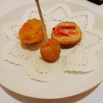 「本日の一口前菜」です。素材にはベーコン等を使用してあります。アペリティブのスパークリングワインと一緒に頂きます。スパークリングワインは、苺でカクテル風にもして頂けるそうです。