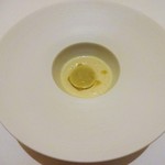 空豆のシャーベットに薩摩芋のポタージュ。ポタージュは 薩摩芋の風味と 濃厚なバターの香で 素敵な舌触りを感じられます。中心に添えられた そら豆のシャーベット が濃厚なバターのお味を円やかにしています。