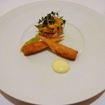 オーベルジュ・ド・リル ナゴヤ - 「タラバ蟹とマンゴーのサラダ仕立て エピスのクルスティヤン。バジルの香る愛知田原産グリーンゼブラのチャツネ」タラバ蟹と、細切りのマンゴーが上手く絡み合い口の中でとろける感触です。