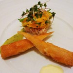 オーベルジュ・ド・リル ナゴヤ - 「タラバ蟹とマンゴーのサラダ仕立て エピスのクルスティヤン。バジルの香る愛知田原産グリーンゼブラのチャツネ」をアップにしてみました。