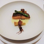 オーベルジュ・ド・リル ナゴヤ - 愛知設楽町 絹姫鱒のコンフィー 蛍烏賊のソテーとジャガイモのガレット 菜の花のブール・ブラン。絹姫鱒のコンフィーは皮がパリパリ 身はふわふわ。香りも良く菜の花に春を感じます。蛍烏賊もぷりぷりでした。
      