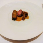 オーベルジュ・ド・リル ナゴヤ - 「北海道産仔牛ロース肉のポワレ 黒コショウの香り。シトロンコンフィーのジュ　サラダ菜とパンチェッタのポピエット　三重県産大黒本しめじのソテー」兎に角、「仔牛ロース肉のポワレ」は最高に気に入りました。