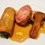 オーベルジュ・ド・リル ナゴヤ - 「仔牛ロース肉のポワレ」は最高に気に入りました。ミディアムレアに仕上げられ成牛には無いお肉の感触、それでいてピュアな脂感も程良く味わえます。サラダ菜とパンチェッタのポピエットもポワレに良く似合います。