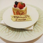 オーベルジュ・ド・リル ナゴヤ - 「アニヴェセル ディナーコース」では、アペリティブのスパークリングワインと、チョコレートのメッセージカードが付いた こちらのショートケーキがサービスになります。