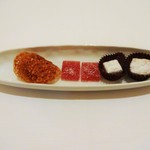 オーベルジュ・ド・リル ナゴヤ - 珈琲と一緒に頂いた、お菓子です。