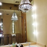 オーベルジュ・ド・リル ナゴヤ - お手洗いにも、シャンデリアが・・・。
