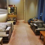 オーベルジュ・ド・リル ナゴヤ - お店へ入ると、待合室があります。こちらで娘と待ち合わせた後に席へ案内して頂きました。