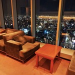 オーベルジュ・ド・リル ナゴヤ - 待合室で二人なら、窓際の 入り口に側にあるお席が気に入りました。ロケーション最高です。