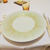 オーベルジュ・ド・リル ナゴヤ - 本日は、家族3人で「アニヴェセル ディナーコース」12,000円税・サービス料別のコースをお願いしました。これから運ばれてくるお料理が楽しみです。