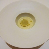 オーベルジュ・ド・リル ナゴヤ - 空豆のシャーベットに薩摩芋のポタージュ。ポタージュは 薩摩芋の風味と 濃厚なバターの香で 素敵な舌触りを感じられます。中心に添えられた そら豆のシャーベット が濃厚なバターのお味を円やかにしています。