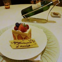 オーベルジュ・ド・リル ナゴヤ - 「結婚31周年のアニバーサリーケーキ」と赤ワイン。
