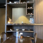 抹茶さろん ひとこと - 食器がいい感じに飾られてます