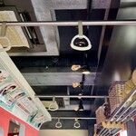 まもなく釜山駅 - 座席上には吊り革が…