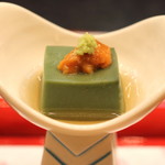 なだ万 - 旬菜　（蓬胡麻豆腐　雲丹　山葵）