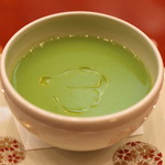 なだ万 - 吸物　（蛤 と うすい豆のロワイヤル　百合根　木の芽）