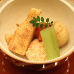 なだ万 - 煮物　（筍土佐煮・・・鯛の子　新馬鈴薯　蕗　桜人参　木の芽）