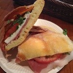 アルタムーラ - ストラッキーノチーズでパニーノ