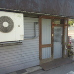 来来 - 看板なし、暖簾なし、ﾉﾎﾞﾘなし、目印のﾊﾞｹﾂもなし、ここが噂の謎のラーメン屋！