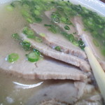 来来 - チャーシューは豚ロース肉で、やわらかく、しっとりした歯応え。丁寧な盛り付け。