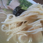 来来 - 中細麺ストレートで、断面はエッジのあるスクエア形