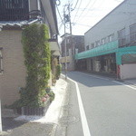 来来 - 片島1丁目交差点を店の方に入り、店の前を通り過ぎて、この方向へ向かう。