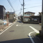 来来 - このＴ字路を右です。右に行って５０ｍ位のところが駐車場