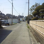 来来 - 網のフェンスのある月極駐車場の８と24番が店の駐車場。