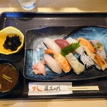 藤左エ門 - 令和6年9月 ランチタイム(11:30〜14:30)
藤左ヱ門ランチセット 税込1320円
にぎり10貫、小鉢、赤出汁、デザート