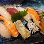 藤左エ門 - 令和6年9月 ランチタイム(11:30〜14:30)
藤左ヱ門ランチセット 税込1320円
にぎり10貫、小鉢、赤出汁、デザート