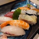 藤左エ門 - 令和6年9月 ランチタイム(11:30〜14:30)
藤左ヱ門ランチセット 税込1320円
にぎり10貫、小鉢、赤出汁、デザート