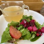 カフェ ヨージク - ランチのスープと野菜サラダ