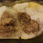 インド料理 パリワル - ふかふか米粉生地の中には、黒糖やナッツ、ココナッツなどで作ったやさしい甘さの餡が入っています♪