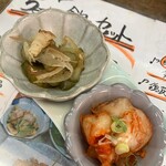 ビアカウンターちょこっと - きゅうりの古漬けとキムチ