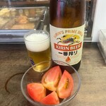 西作酒店 - 瓶ビールとトマト