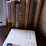 Karuta - 置いてある本のタイトル見ると、ご主人の人柄がわかります。