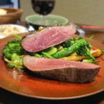 レストランユニック - 蜂蜜とエピスでキャラメリゼしたヴァンデ産仔鴨の胸肉のロティ、ソースロックフォール2,420円