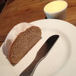 アトリエドアイ - ランチコース（２，１６０円）のパン。２０１４年４月２０１４年４月