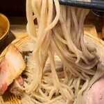 いかれたヌードル フィッシュトンズ - 麺リフト
