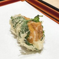 てんぷら 近藤 - 大葉で包んだウニを塩でいただきました