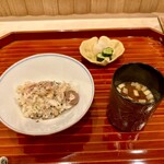 日本料理 かしづき - 秋刀魚と舞茸天麩羅の炊き込みご飯　赤出汁　お漬物