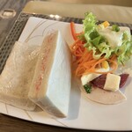 Royal Orchid Lounge - サンドイッチやサラダを取りました♪