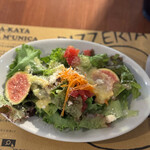 Pizzeria Bakka M'unica - ボリュームたっぷりのサラダ
