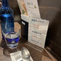 Focacceria la Brianza - お水は、ボトルで提供される。
                    選べるパスタやピッツァのひとつ、日替りメニューあり。