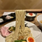 酒肴場 屯 - 角断面のツルモチ中太麺