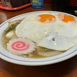 大元 - カウンター越しに手渡しされる時、あ、なるとが入ってないやと一旦引き戻され、なるとが載ってやって来た。言われなければ気が付かずに食べてたかも^_^