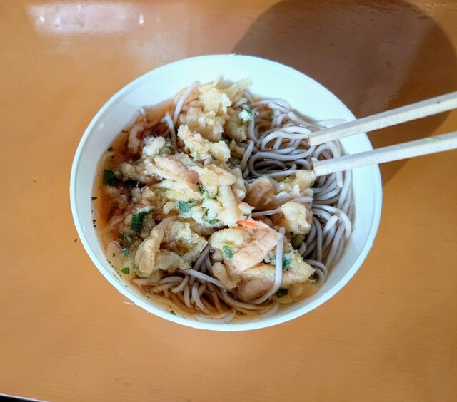 花輪食品店 自販機コーナー - 美瑛（そば）の写真