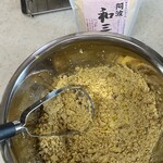 問屋スーパー サント - スプーンで栗の実くり抜き、先ずはマッシャーで潰し、2/3を擦りこぎで滑らかに。残した1/3を加えて粒々感を残す。