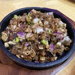 HALO HALO - ◉ シシグ　680円
　☘️ なんと豚ちゃんの顔関連…
　　　これを食べた同行の2人に聞くと、
　　　『なめろうの豚肉版』のような感じ
　　　らしい…